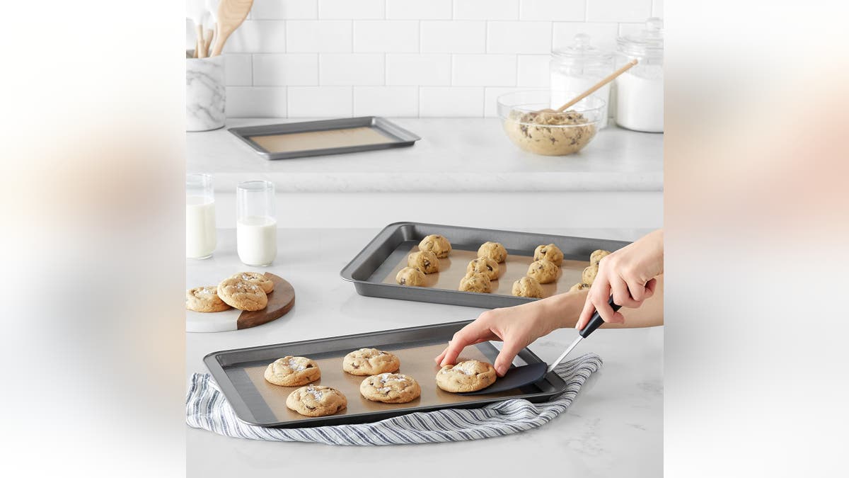 Non-stick mats help you remove baked goods easily. 