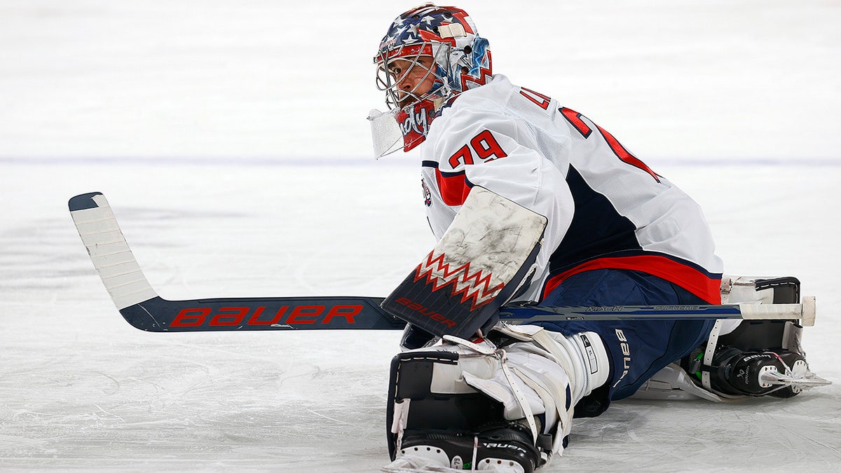 Charlie Lindgren warming up